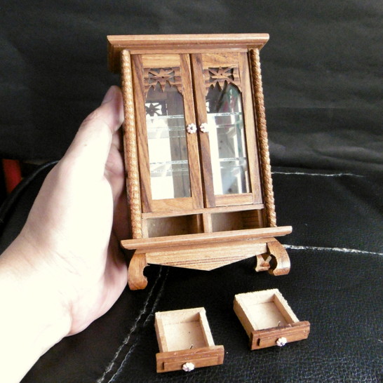 ตู้โชว์พระ มีประตู 2 บาน มีลิ้นชัก ไม้สักจิ๋วสวยๆ เหมาะกับพระองค์เล็ก มีพระดีพระสวยต้องโชว์ ส่งฟรี