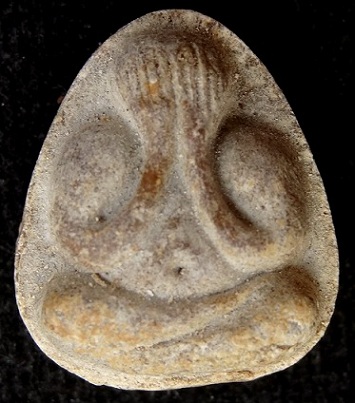 พระปิดตามหาเสน่ห์ หลังยันต์พุทโธ เนื้อเกสรเหลืองนวลๆ