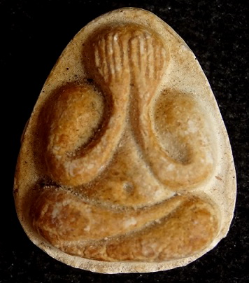 พระปิดตามหาเสน่ห์ หลังยันต์พุทโธ เนื้อเกสรเหลืองนวลๆ