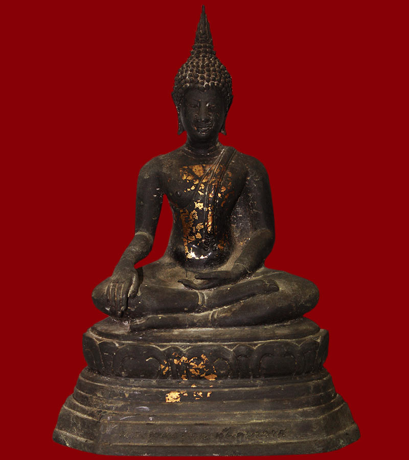 พระพุทธสุภณสัตยภาส ขนาดหน้าตัก ๕ นิ้ว สูง ๘ นิ้ว โดยประมาณ ใต้ฐาน หล่อดินไทย เทปูทับ พร้อมปั้มตรา 