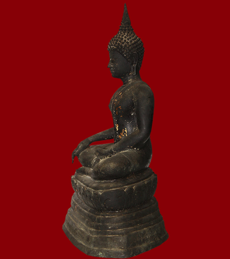 พระพุทธสุภณสัตยภาส ขนาดหน้าตัก ๕ นิ้ว สูง ๘ นิ้ว โดยประมาณ ใต้ฐาน หล่อดินไทย เทปูทับ พร้อมปั้มตรา 