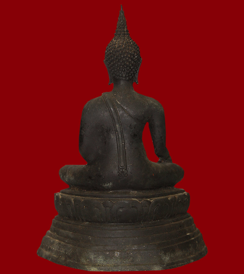 พระพุทธสุภณสัตยภาส ขนาดหน้าตัก ๕ นิ้ว สูง ๘ นิ้ว โดยประมาณ ใต้ฐาน หล่อดินไทย เทปูทับ พร้อมปั้มตรา 