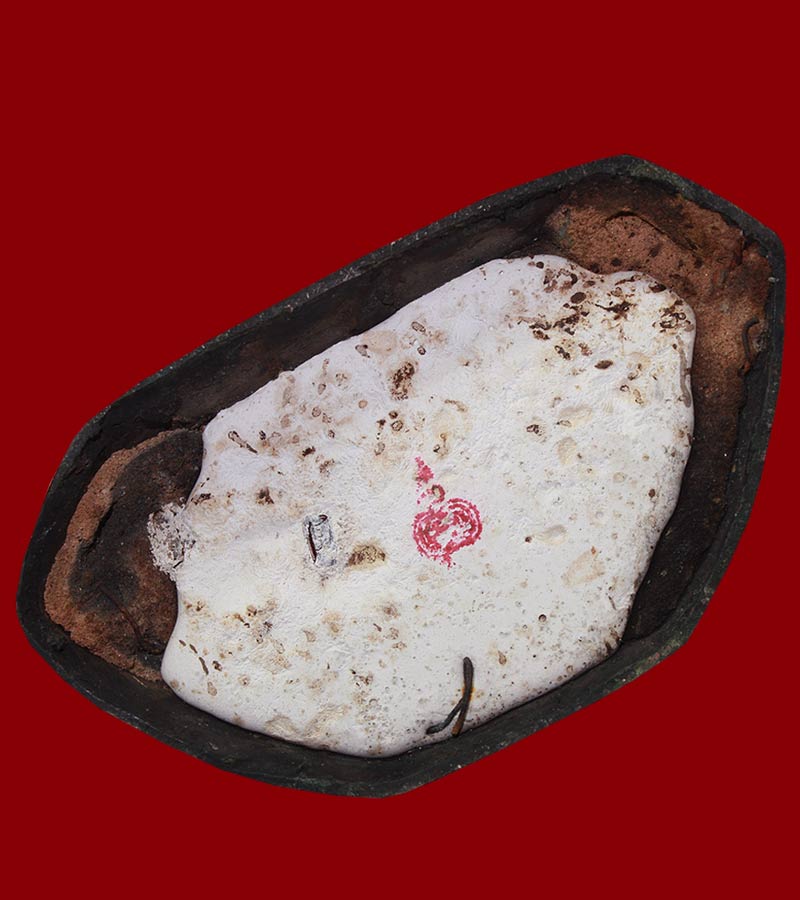 พระพุทธสุภณสัตยภาส ขนาดหน้าตัก ๕ นิ้ว สูง ๘ นิ้ว โดยประมาณ ใต้ฐาน หล่อดินไทย เทปูทับ พร้อมปั้มตรา 