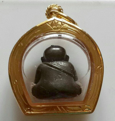 พระปิดตาปุ้มปุ้ย หลวงพ่อคูณ เนื้อนวะ ปี2536 เลี่ยมทองคำอย่างดี บัตรตรวจสอบพระแท้