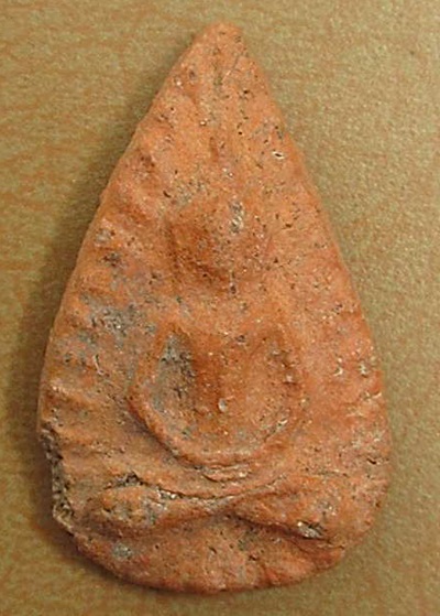 พระกลีบบัว กรุวัดลิงขบเนื้อดิน สภาพตามรูปครับ