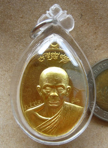 เหรียญหลวงพ่อคูณ รุ่นมหาปราบ ปี2557 เนื้อทองทิพย์ หมายเลข3552 เลี่ยมกันน้ำพร้อมใช้