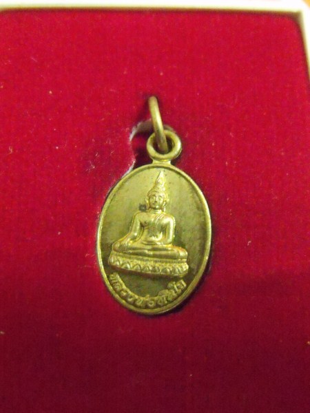 เหรียญหลวงพ่อทันใจ รุ่นเหลือกินเหลือใช้ วัดพระธาตุแช่แห้ง 2548 เคาะเดียว