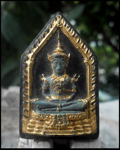 >> เคาะเดียว << พระแก้วมรกตลงรักปิดทอง พิมพ์ ๕ เหลี่ยม หลังยันต์ดวง วัดบางพระวรวิหาร >>ปิดลงกรุ<<