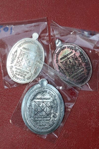 เหรียญรุ่นเทพประทานพร หลวงปู่เกลี้ยง วัดเนินสุทธาวาส จ.ชลบุรี ชุดกรรมการ ๓ เหรียญ