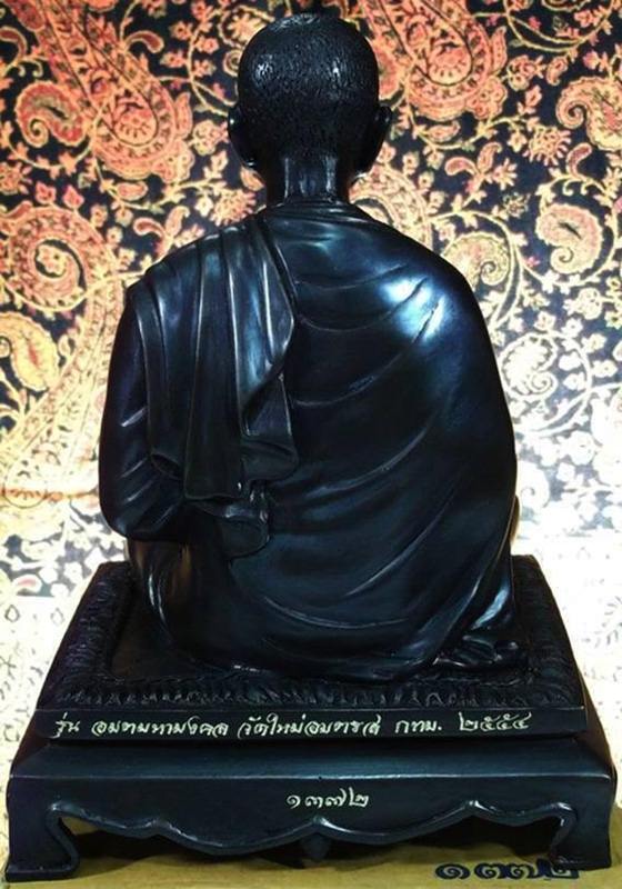 พระบูชาสมเด็จโตวัดใหม่อมตรส รุ่น อมตมหามงคล ปี๒๕๕๔ (พระบูชา ๕ นิ้ว) เนื้อโลหะรมดำ หมายเลข ๑๓๗๒