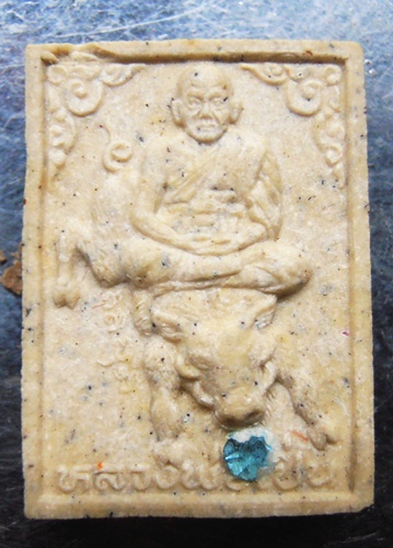 พระผงหลวงพ่อเปิ่นฝังพลอยปี34พร้อมกล่องครับ