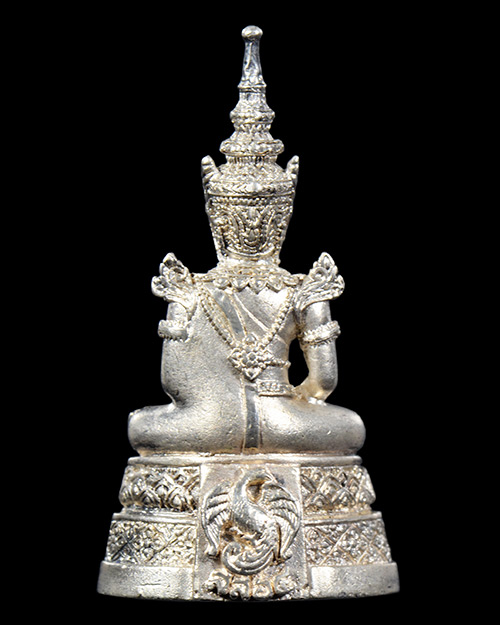 พระแก้วมรกต กรมสรรพสามิต ครบ64ปี วัดพระศรีรัตนศาสดาราม2539 เนื้อเงิน เลข75857 สภาพสวยมาก+กล่องเดิม