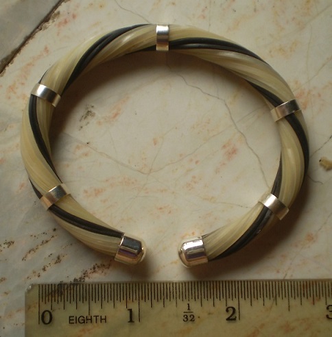 กำไลข้อมือ  ขนหางช้างแท้ 2 สี   หุ้มเงินแท้   เคาะเดียว 