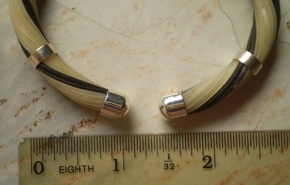 กำไลข้อมือ  ขนหางช้างแท้ 2 สี   หุ้มเงินแท้   เคาะเดียว 