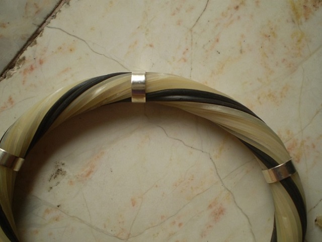 กำไลข้อมือ  ขนหางช้างแท้ 2 สี   หุ้มเงินแท้   เคาะเดียว 