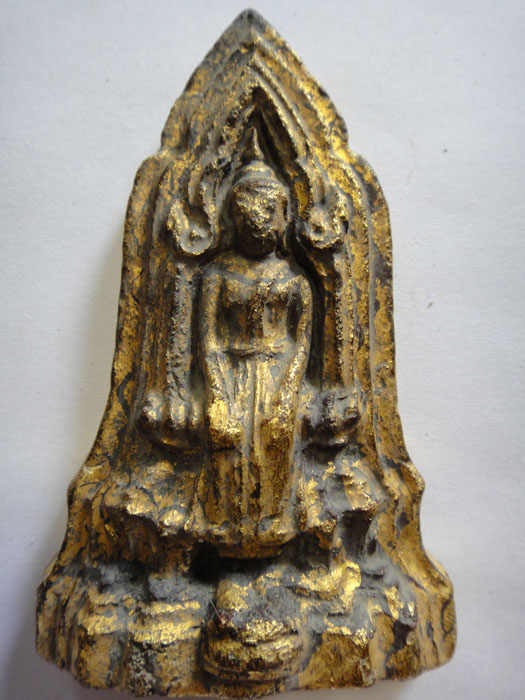 ***วัดใจ ฉลองวัดหยุด*** เคาะแรกแดงที่ 500 บาท โคนสมอปางห้อยพระบาท เนื้อดิน ลงรักปิดทองเดิม สภาพพอสวย