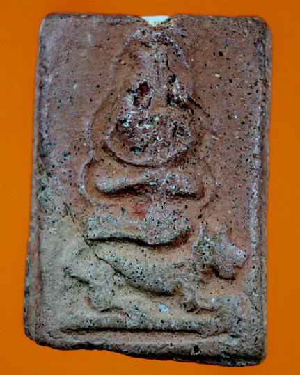 พระหลวงพ่อผาด กรุวัดดงตาล  เนื้อสีอิฐแดง  อุดผงพุทธคุณเต็ม........สวยครับ