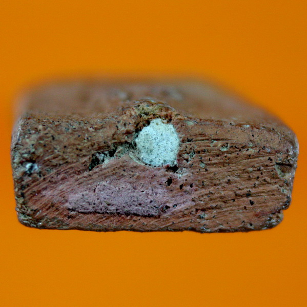 พระหลวงพ่อผาด กรุวัดดงตาล  เนื้อสีอิฐแดง  อุดผงพุทธคุณเต็ม........สวยครับ