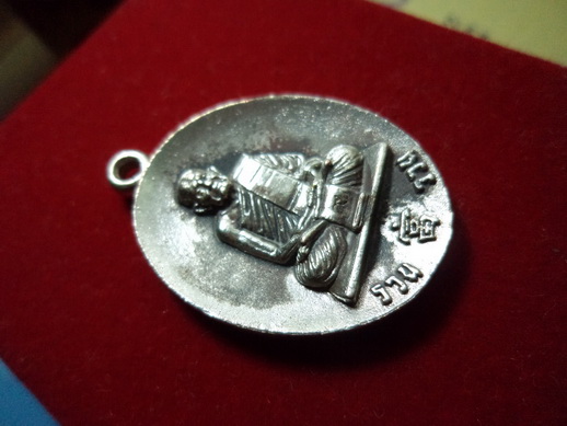 หลวงปู่มีชัย รุ่นเงินไหลมา เคาะแรกแดง