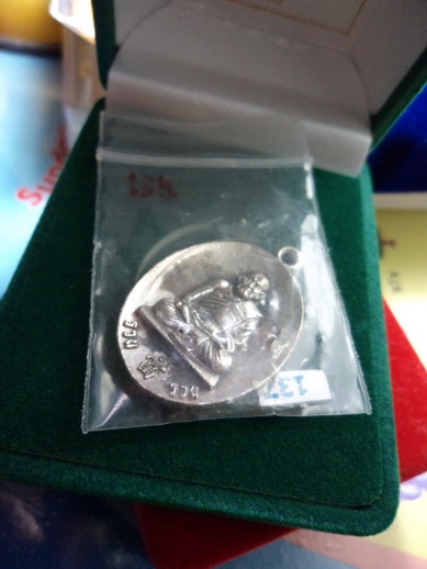 หลวงปู่มีชัย รุ่นเงินไหลมา เคาะแรกแดง