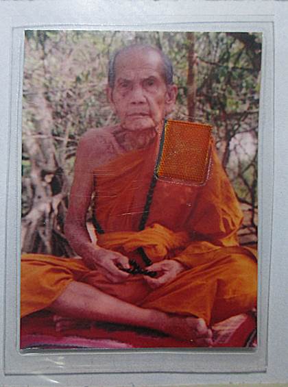 วัดใจ100+รูปถ่ายหลวงปู่หมุน ออกวัดซับลำใย ปี2543 ขนาดกว้าง1.5 นิ้ว สูง 2 นิ้ว ติดจีวร +เกศา