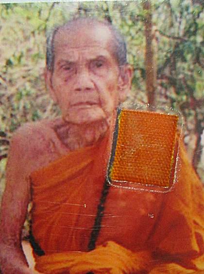 วัดใจ100+รูปถ่ายหลวงปู่หมุน ออกวัดซับลำใย ปี2543 ขนาดกว้าง1.5 นิ้ว สูง 2 นิ้ว ติดจีวร +เกศา