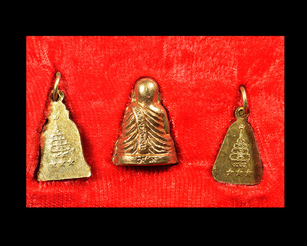 ชุดกรรมการ รุ่น99ดาวตรีคูณ พิมพ์เล็ก หลวงพ่อเงิน บางคลาน จ.พิจิตร 2529 สภาพสวยมาก+กล่องเดิมครับ