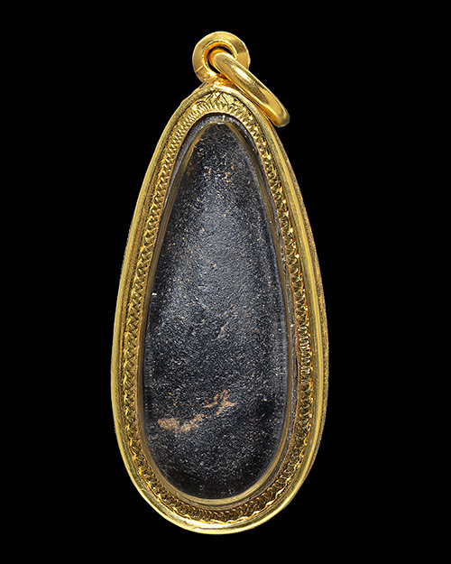 พระนางเม็ดมะเคล็ด กรุวัดป่ามืด จ.กำแพงเพชร+เลี่ยมทองหนาหนา+บัตรรับรองครับ