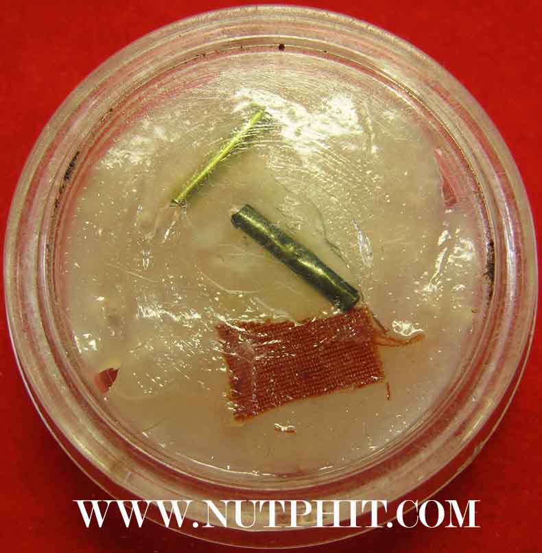 126*สีผึ้งมหาเมตตาผสมเทียนชัย ตะกรุดเงิน-ทอง-พร้อมจีวรของหลวงพ่อเกษม เขมโก ลำปาง*