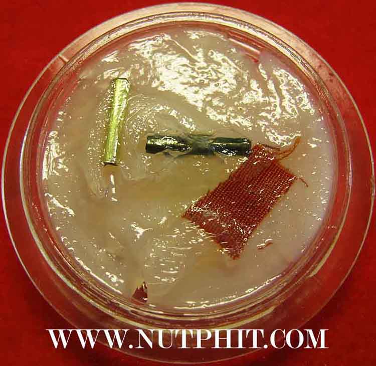 126*สีผึ้งมหาเมตตาผสมเทียนชัย ตะกรุดเงิน-ทอง-พร้อมจีวรของหลวงพ่อเกษม เขมโก ลำปาง*