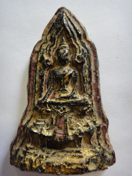 ***700 แดง **** พระโคนสมอปางมารวิชัย เนื้อดินลงรักปิดทอง รักล่อน ทองจม เนื้อหาจัดจ้าน ราคาเบาๆ