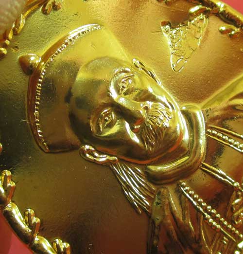 	เหรียญยี่กอฮง เนื้อทองเเดง กลั่ยทอง ตอกโค้ดราหูข้างซ้าย ของเหรียญ พิธีบ่วงสื่อเฮง (เฮงหมื่นเรื่อง) 