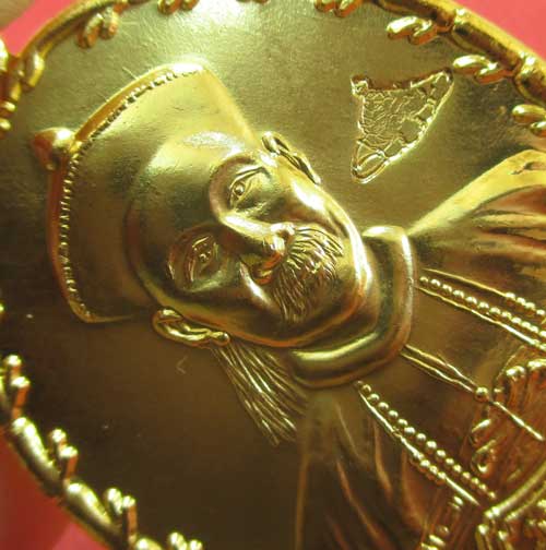 เหรียญยี่กอฮง เนื้อทองเเดง กลั่ยทอง ตอกโค้ดราหูข้างซ้าย ของเหรียญ พิธีบ่วงสื่อเฮง (เฮงหมื่นเรื่อง) ท