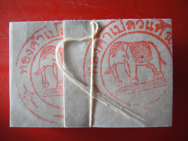 ทองคำเปลว แผ่นทองคำแท้ ตราช้าง 100 % ขนาดมาตรฐาน 3 x 3 cm งานตีมือ จำนวน 100 แผ่น