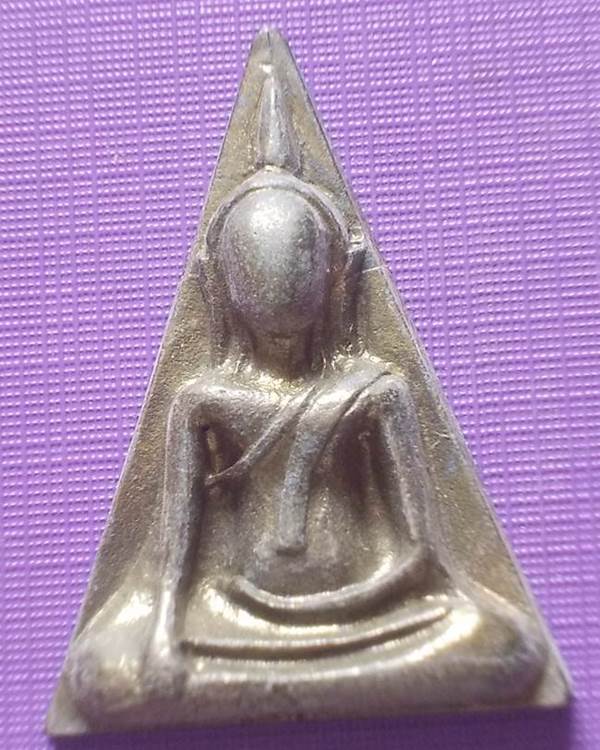 พระนางพญา พิมพ์เข่าโค้ง วัดนางพญา เนื้อนวะโลหะ ปี 38 a11