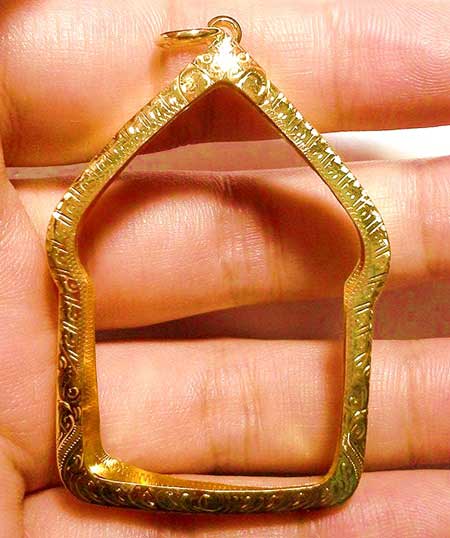 กรอบทองยกซุ้ม ใส่พระขุนแผนพลายกัญญ/พลายเจ้าสัว/ลพ.สาครน้ำหนัก 2.48กรัมราคา3360 บาท