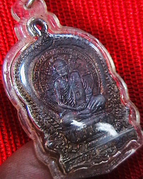 เหรียญนั่งพานหลวงปู่คร่ำ  วัดวังหว้า  รุ่นสร้างศาลาการเปรียญ  วัดกุดโง้ง  ชลบุรี  ปี  ๒๕๓๖