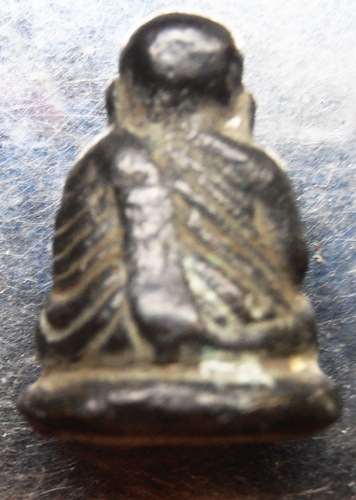 หลวงพ่อเงินรุ่นปืนแตก สวยๆเดิมๆครับ นิยม