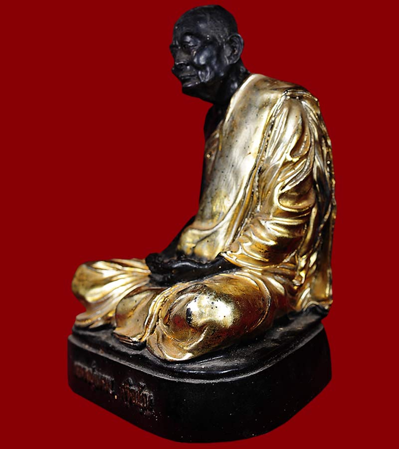 หลวงปู่แหวน เนื้อเรซิ่น ขนาดหน้า ตัก ๕ นิ้ว สูง ๗ นิ้ว