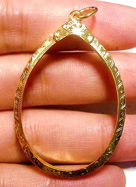 กรอบทองยกซุ้มโชว์หู ใส่เหรียญหลวงพ่อคูณปี17/รับเสด็จ/แม่น้ำคู้หลวงปู่ทิมน้ำหนัก 1.90กรัมราคา2770บาท 