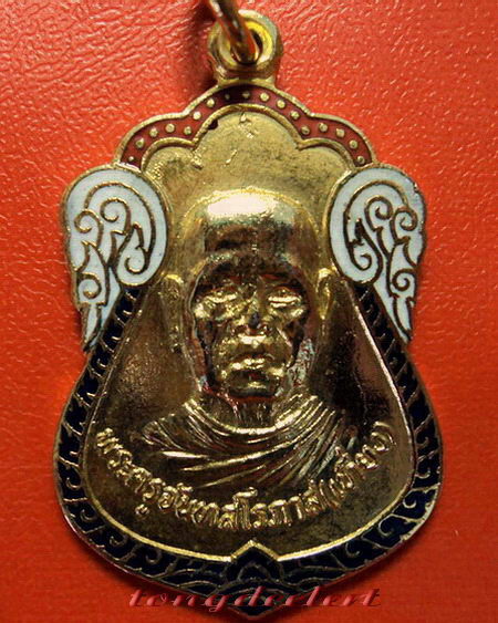 เหรียญหลวงพ่อเที่ยง วัดม่วงชุม จ.กาญจนบุรี รุ่นเสือเผ่น ปี 2519 กะไหล่ทองลงยา สวยมากค่ะ