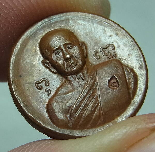 เหรียญเม็ดกระดุมหลวงปู่สิม เนื้อทองแดง ปี 2518 ตอกโค๊ต (หลวงปู่ทิมเสก) พร้อมบัตร
