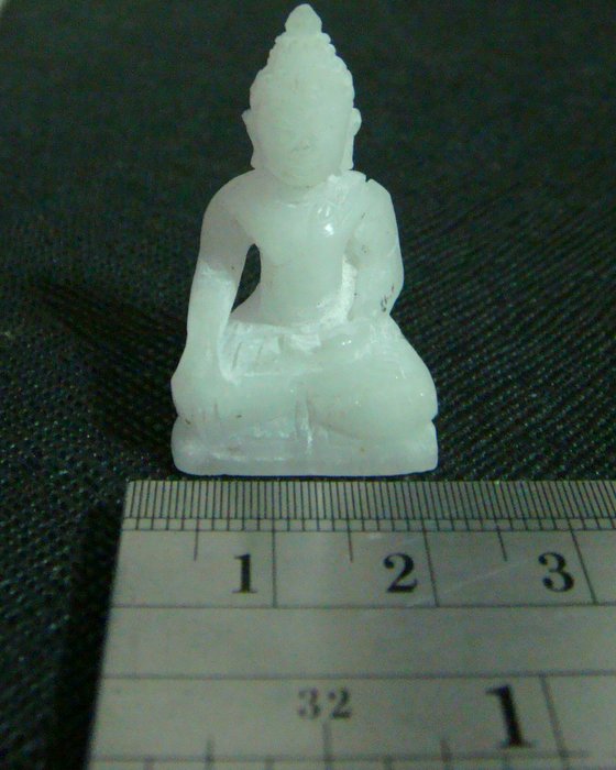 พระพุทธพิมพ์ปางมารวิชัย เนื้อหยกขาวแกะ