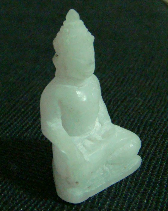 พระพุทธพิมพ์ปางมารวิชัย เนื้อหยกขาวแกะ