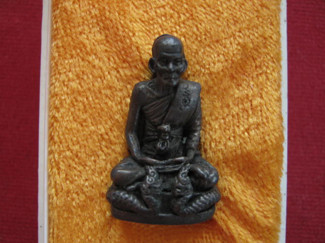 หลวงปู่คำพันธ์ รูปเหมือน นั่งพญานาค ปี42 เนื้อนวะโลหะ กล่องเดิม