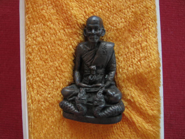 หลวงปู่คำพันธ์ รูปเหมือน นั่งพญานาค ปี42 เนื้อนวะโลหะ กล่องเดิม