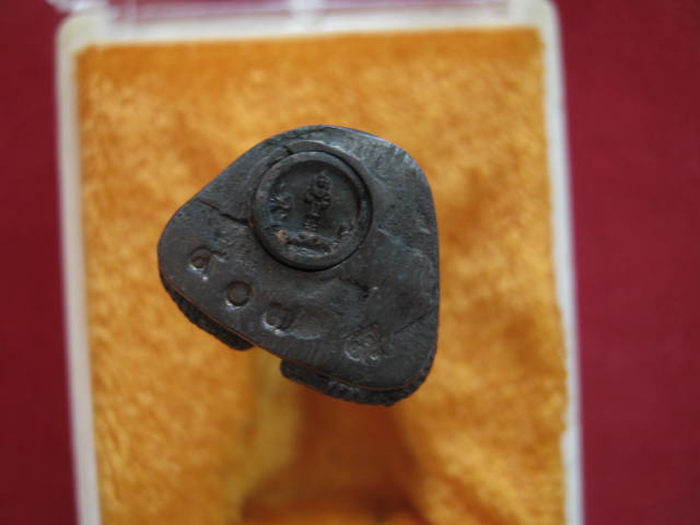 หลวงปู่คำพันธ์ รูปเหมือน นั่งพญานาค ปี42 เนื้อนวะโลหะ กล่องเดิม