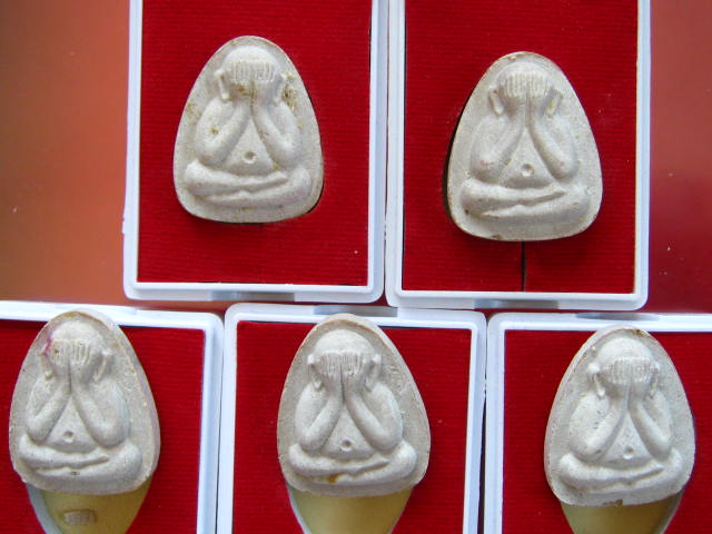  ปิดตา หลังยันต์นะ (3 ยันต์) หลวงพ่อเกษม ปี36 ทีเดียว 5 องค์. ..