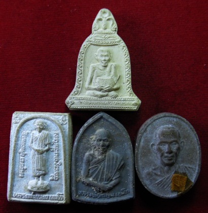 พระผงหลวงพ่อเกษม เขมโก สุสานไตรลักษณ์ จ.ลำปาง พร้อมกัน 4 องค์ มีผสมมวลสารผงจิตรลดา
