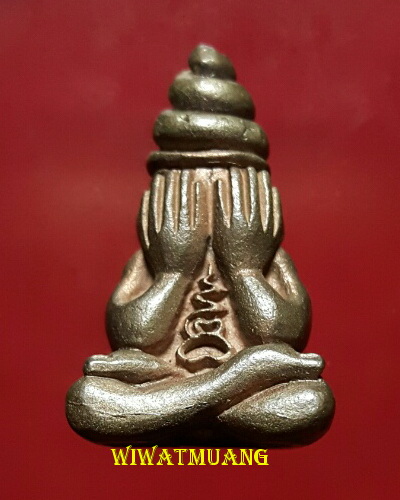 พระปิดตาหมวดมวยหลวงปู่จันทร์ สุเมโธ วัดทุ่งเฟื้อ อ.เชียรใหญ่ จ.นครศรีธรรมราช ปี2527 เนื้อนวะโลหะ